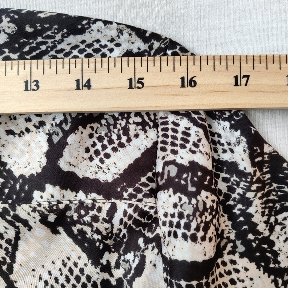 VIOLET & Claire Women's Button Down Shirt Size Medium Snakeskin Blouse - Picture 11 of 11